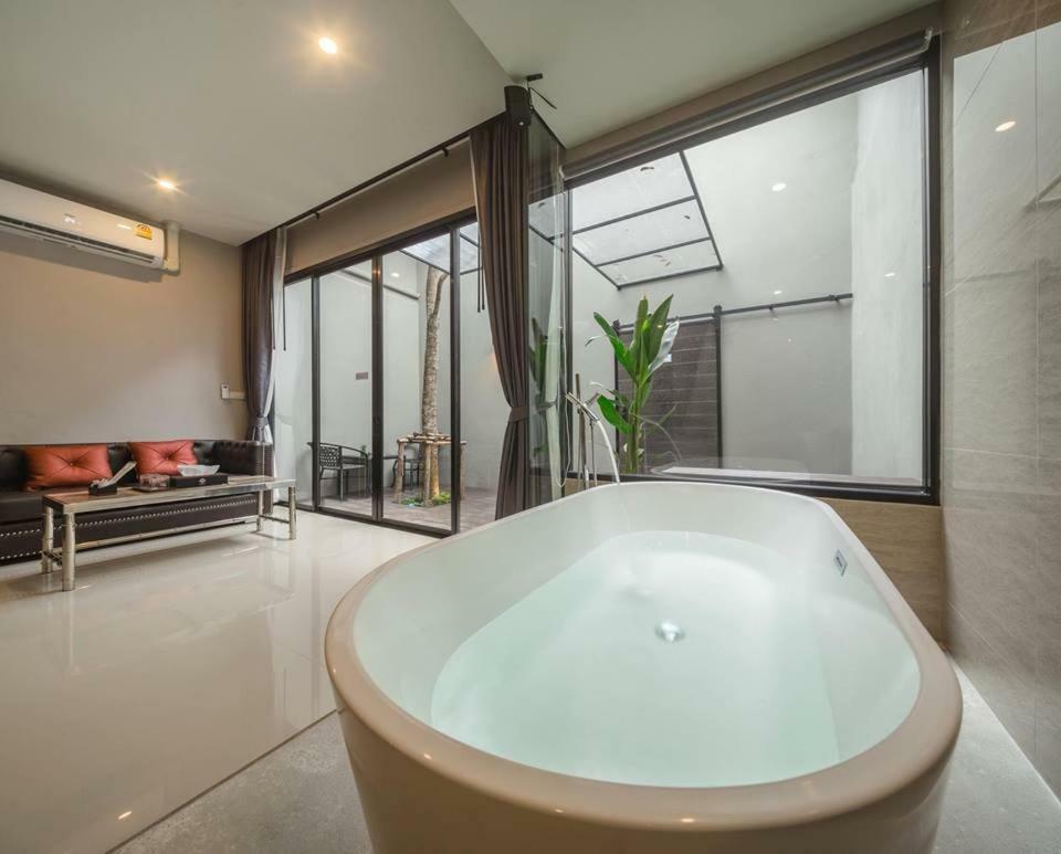 The Valen Resort Bangkok Exterior photo