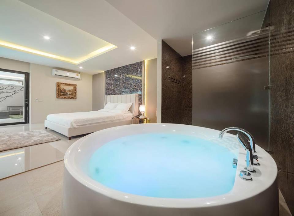 The Valen Resort Bangkok Exterior photo
